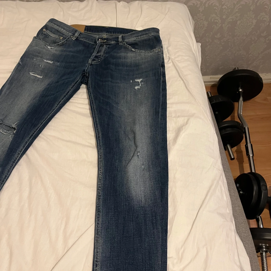 Blå jeans med slitningar - 91