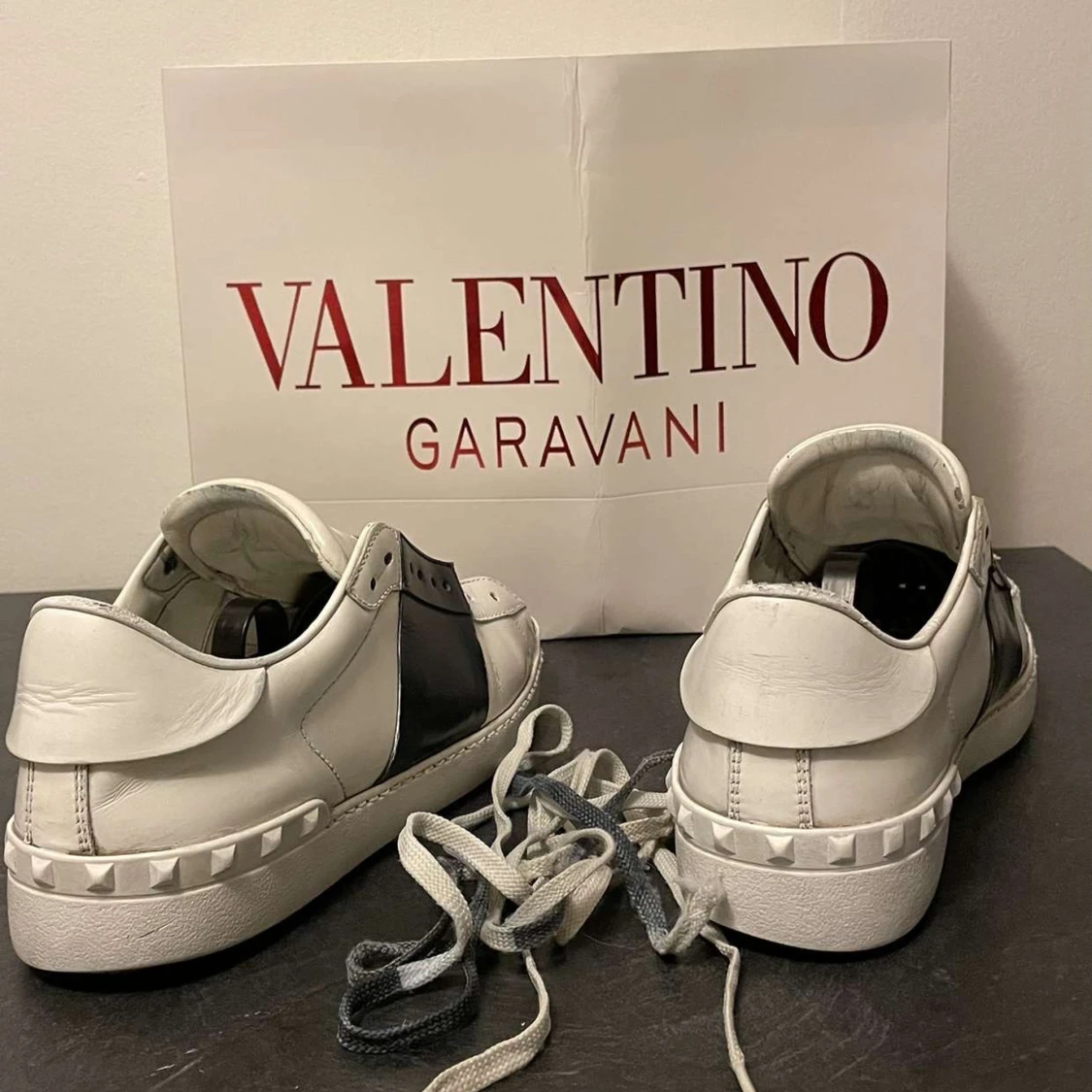 Valentino Garavani sneakers i vitt och svart - 91