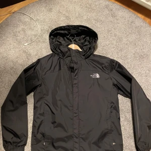 Svart vindjacka från The North Face - Säljer en svart vindjacka från The North Face Summit Series. Etiketten visar att det är Storlek (M) men passar till XS/S då jag själv har XS/S. Skriv för minsta lilla fundering😃