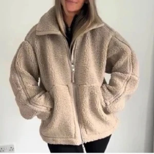 Beige teddyjacka - Hm - Jättesnygg och populär teddyjacka från hm! Pris kan diskuteras vid snabb affär❤️❤️Skriv för mer bilder