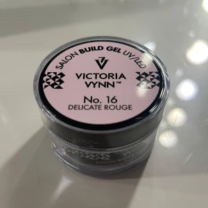 Builder gel - Builder gel från Victoria vynn i färgen delicate rouge. Burken är 50 ml och har använt den till 1 set naglar så det är forfarande mycket kvar