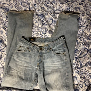 Ljusblå jeans från Lee - Säljer ett par ljusblå jeans från Lee. Låg midja och jätte fina 