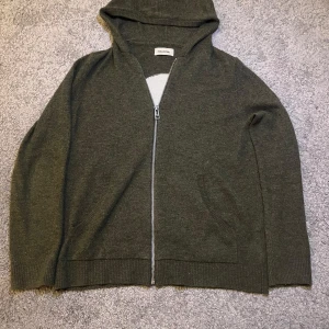  Zadig & Voltaire Zip Hoodie - Skick 9/10 | storlek 14 Y sitter som XS | skriv om du har några frågor! 🥂