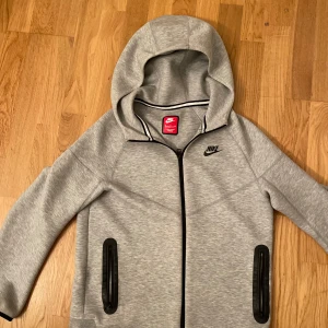 Nike tech fleece kofta (grå) - Säljer Nike tech fleece kofta grå (Barnstorlek= 158-170. Har använt den runt 3 gånger men har blivit för liten. !Jag har lagt på storlek beskrivningen S för att det går ej att lägga barn storlek!