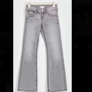 Grå Gina Young jeans med bakfickor - Snygga Gina Young jeans med bakfickor. Jeansen är i storlek 158 men passar mig som är 159cm och som vanligtvis har storlek xxs. Jeansen är low waist och går att justera i midjan. Jeansen är i bra skick och bara kommit till användning två gånger💞