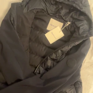Gant jacka - En väldigt snygg Jacka från gant. Den är i nyskick och aldrig använd. Anledningen till att den inte är använd är för att den är för stor. Perfekt till våren.🤗