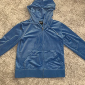 Blå hoodie från Juicy Couture - Snygg blå hoodie från Juicy Couture i väldigt bra skick då jag använt den några få gånger!!❤️storlek S