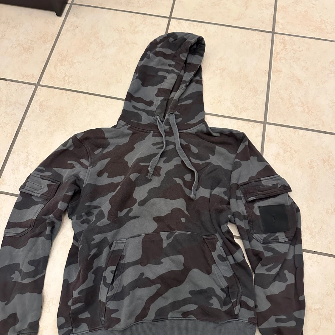 Camouflage hoodie med fickdetaljer