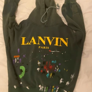 Grön hoodie från Lanvin - Tjena säljer denna hoodie från lavin eftersom kom inte till användning. Den är äkta.