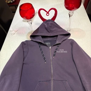 Mörkblå kofta från Peak Performance - Säljer en snygg mörkblå hoodie från Peak Performance med dragkedja och justerbar huva. Perfekt för kyliga dagar och avslappnade stunder. Den har en klassisk design med logotyp på bröstet. Storleken är XL men den är liten i storleken så den passar egentligen storlek L