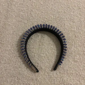 Blått diadem med glittriga detaljer - Snyggt diadem i svart med blå glittriga pärlor och silverdetaljer. Perfekt för att ge en extra touch till din outfit.