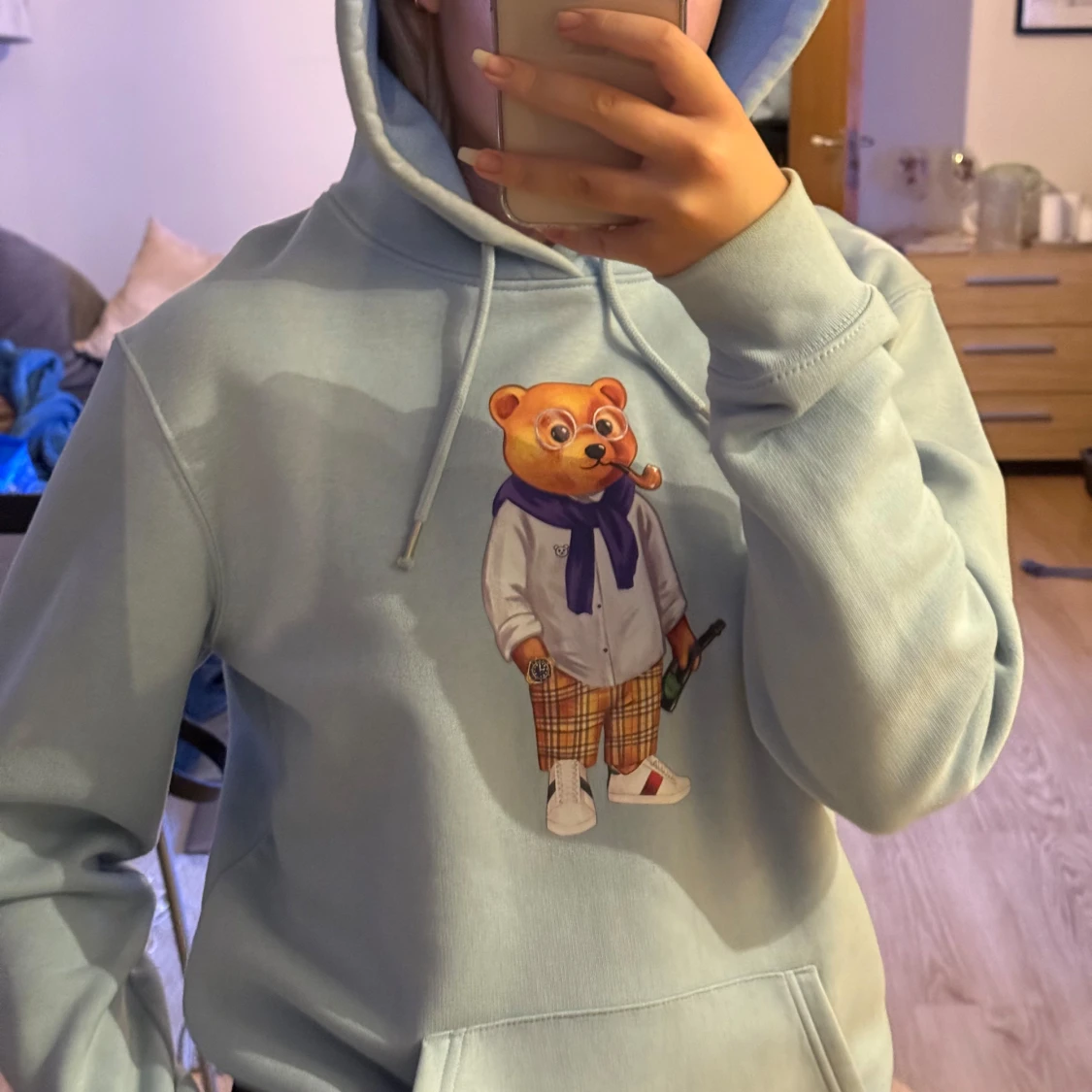 Ljusblå hoodie med björntryck