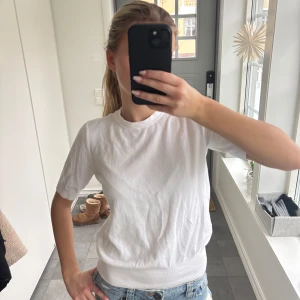 Kortärmad stickad - Så snygg topp från Zara som är poppis😍😍Storlek S, knappt använd 