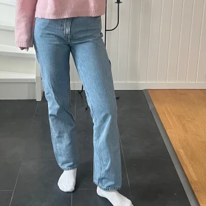 Weekday jeans  -  Ljusblå weekday jeans med rak passform i modellen Voyage. Jeansen är i storlek W25 L30. Använd fåtal gånger och är i bra skick