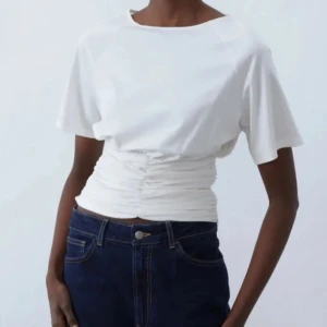 Vit topp! - Säljer denna så fina vita topp! Fint skick och passar till allt🩷