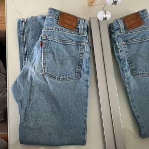 Levis 501 - Jättesöta jeans från Levis, storlek 24/26 tror jag, passar strax under 160💓