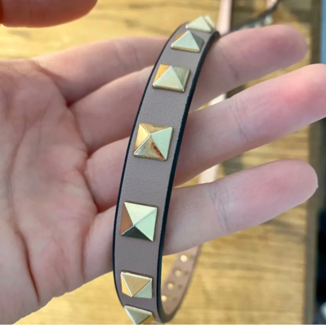 Rosa axelväska med nitar från Valentino - 92