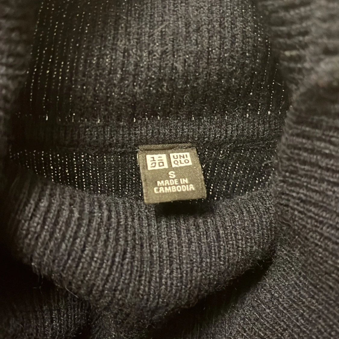 Mörk blå cashmire turtel neck tröja från Uniqlo - 90