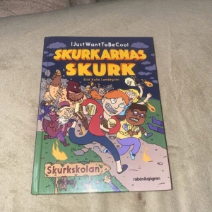 Skurkarnas skurk: Del 1 Skurkskolan - En bok gjord av Ijustwanttobecool! Det är del ett av skurkarnas skurk och den är signerad!
