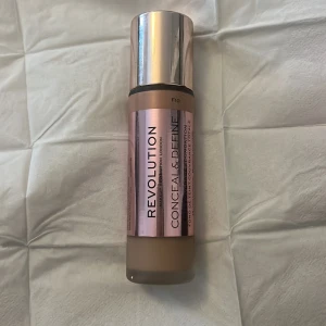 Revolution Conceal & Define Foundation F10 - En foundation som är fel färg för mig 💓 men den är knappt använd färgen är F10 den är fin och fin på den täcker mycket 💓