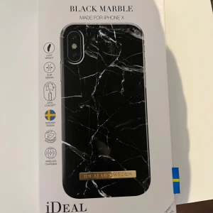 Svart marmormönstrat mobilskal från iDeal of Sweden - Snyggt svart marmormönstrat mobilskal för iPhone X från iDeal of Sweden. Skalet är lättviktigt och designat för att vara kompatibelt med trådlös laddning. Perfekt för att ge din telefon en stilren look.