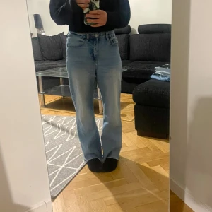 Ljusblå jeans med rak passform - Helt raka ljusblåa jeans i storlek XS från Lager157 men passar M då dom är lite stora. Jag är 155 och dom släpar lite i marken. Knappt använda  ( Köparen står för frakten! ) 