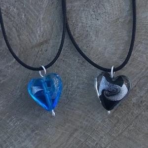 Halsband  - Vackra halsband av blå och svarta glashjärtan💙🖤Halsbandet är justerbart. Pris:95kr st eller 150 paret