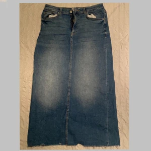 Jeanskjol från Bershka! - Jeanskjol från Bershka, Är längre än vad bilden får den att framstå som! 