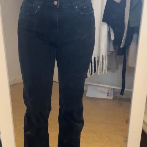 Straight jeans - Straight jeans som är mid waist och använda ett par gånger. Färgen är en ganska mörk grå/svart färg.