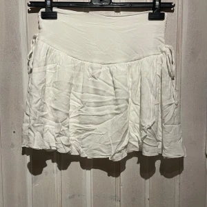 Kjol - Helt ny kjol med dragkedja där bak! Pris går att diskutera 💘