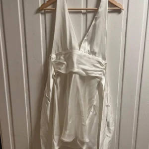 Vit klänning från Zara - Snygg vit klänning från Zara med djup v-ringning. Klänningen är aldrig använd och har prislappen kvar! Köpt för 379 men säljer för 270!🫶🏼