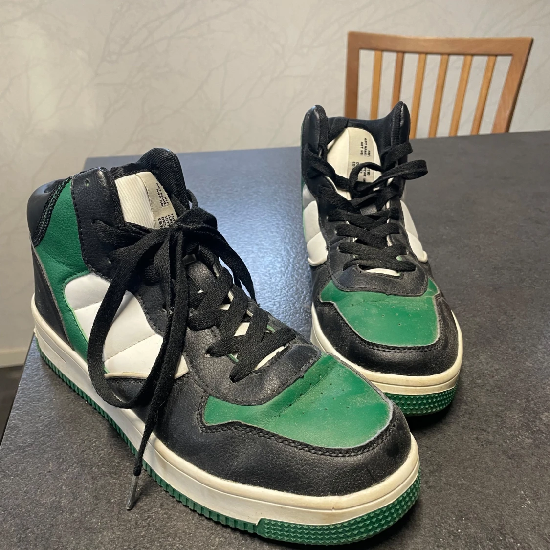 Svartvita och gröna sneakers