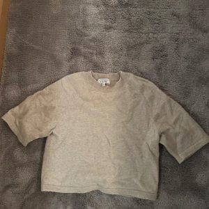Beige tröja från & Other Stories - Säljer min other stories tröja som tyvärr blivit lite liten på mig. Köptes för något år sen men har bara använt fåtal gånger. Skriv för fler frågor!!💗💗
