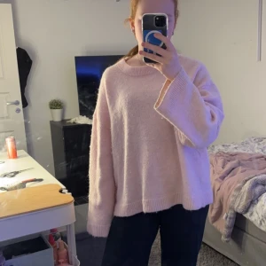 Rosa stickad tröja - Mysig rosa stickad tröja med en loose passform och långa ärmar. Perfekt för kyliga dagar när du vill känna dig bekväm och stilren.