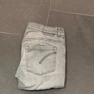 Gråa dondups  - Modellen är george | skick 8/10 | Skriv för fler bilder eller bud