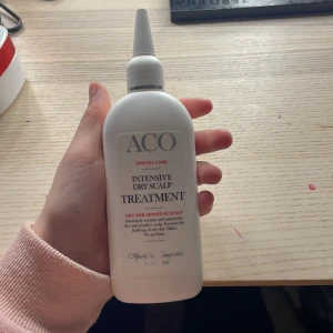 ACO Intensive Dry Scalp Treatment - ACO Intensive Dry Scalp Treatment är en specialvård för torr och känslig hårbotten. Produkten återfuktar och lugnar, vilket minskar klåda och irritation. Perfekt för att motverka mjäll och torra flagor. Flaskan innehåller 150 ml. Där jag håller mitt finger så mycket är det ungefär kvar❤️