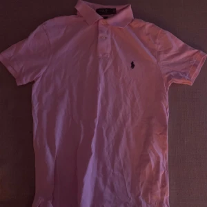 Rosa pikétröja från Ralph Lauren MEDIUM - Använd 3 gånger. Vill få sålt den. DM om ni vill buda!
