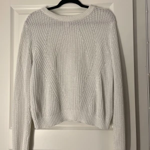 Vit stickad tröja  - Säljer en stilren vit stickad tröja från HM, använd men har inga skador. Jätte skön och passar till de mesta