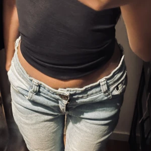 Ljusblå low waist jeans från August - Snygga ljusblå jeans från August som är lågmidjade. Den har en knappgylf och passar med allt. Knappt använd och bra kvalité. Kan absolut gå ner i pris och ni kan ställa frågor. Midjemått:34. Skriv till mig innan ni köper💞