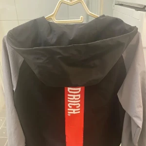 Hoodrich vind jacka - Hoodrich jacka, jätte fin och rikt material passar mig som är tjej 165cm och min bror som är 180cm