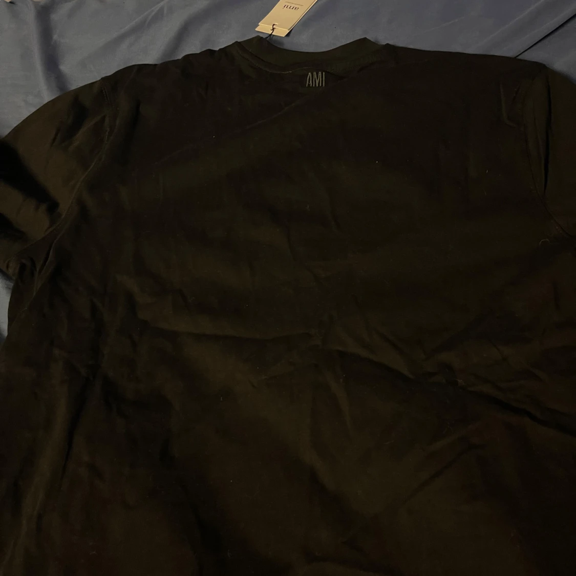 Svart t-shirt med hjärtdetalj från AMI - 90