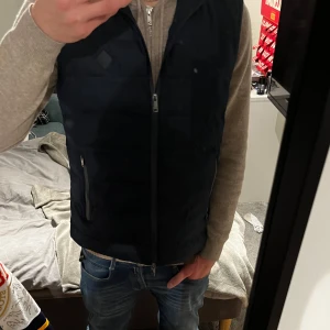 Hackett London väst - Säljer nu denna tvär feta Hackett västen i färgen mörkblått. Skick 10/10 då den knappt är använd. Hör av er vid frågor!