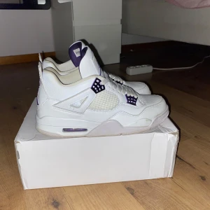 Jordan 4 rerto metallic purple - Skick 8/10 bara lite smutsiga enkelt att ta bort.      Pris kan diskuteras