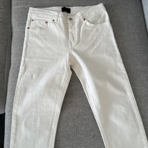 Vita jeans från NLY Man - Snygga vita jeans från NLY Man med klassisk femficksdesign och knappgylf. Perfekta för en stilren look. Tillverkade i bomull för en bekväm passform.