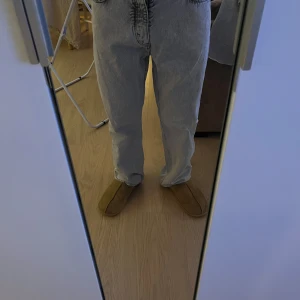 Grå jeans från Hope - Snygga grå jeans från Hope med en klassisk straight fit. Tillverkade i Portugal, dessa jeans har en stilren design och passar folk som är runt 185-190cm. Stl 32