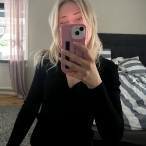 Svart långärmad tröja - Säljer en stilren svart långärmad tröja med dragkedja. Den är ribbad och har en luva. Aldrig andvänd 