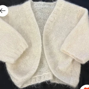 Vit stickad bolerotopp - Fin vit stickad bolerotopp med trekvartsärm. Köpt här på plick och kom tyvärr inte till användning. Bilderna är tagna från hennes inlägg men skriv för privat bilder🥰