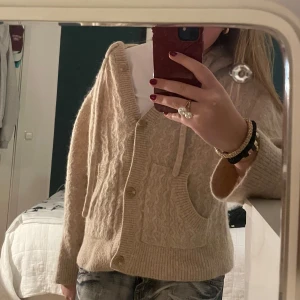 Stickad kofta med luva - Säljer denna sjukt snygga stickade kofta med luva från other stories!❤️Tröjan är i storlek S men jag skulle säga att den passar XS/S då den har krympt pyttelite i tvätten💕