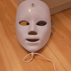 Led-mask - Led ljusterapi är mycket effektiv för att arbeta mot hudens åldrande. Minska fina linjer och rynkor, reducerar akne och pigmenteringar samt ökar hudens lyster och glow.  7 olika ljuslägen