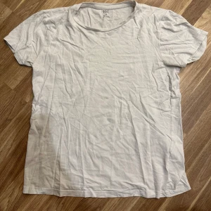 Vit t-shirt - En enkel och bekväm vit t-shirt från Lager 157 i storlek M som är helt oanvänd! Perfekt för en avslappnad stil med sin normala passning och kortärmade design. 